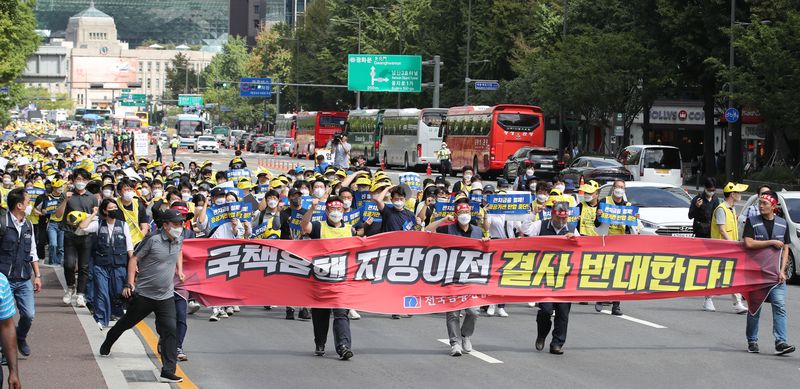 전국금융산업노동조합 소속 산업은행·기업은행·수출입은행지부는 11일 오후 7시 '국책은행 지방이전 저지 총력투쟁 결의대회'를 개최한다. 사진은 지난 2022년 진행된 금융노조 9.16 총파업 대회 모습. 뉴시스
