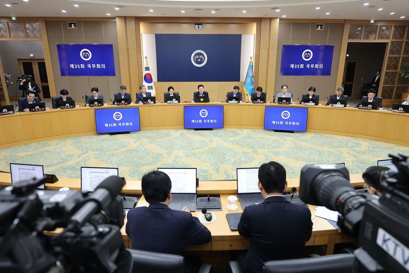 11일 보건복지부는 정부세종청사에서 열린 국무회의에서 관계부처 합동으로 '고립, 위기가구 자살예방 대책'과 '돌봄·간병 부담 자살예방 대책'을 발표했다. 청와대통신사진기자단