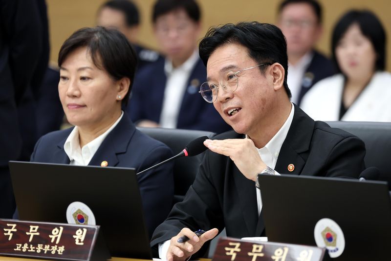 김영훈 고용노동부 장관이 11일 정부세종청사에서 열린 국무회의에서 발언하고 있다. 청와대통신사진기자단
