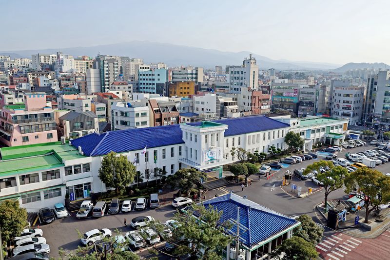 제주시 도심 상권 전경. 올해 2분기 전국 서비스업 생산이 전년 동기보다 4.5% 증가한 가운데 제주는 3.0% 감소해 17개 시·도 가운데 유일하게 마이너스를 기록했다. 정보통신과 부동산, 전문·과학·기술 서비스의 부진이 제주 서비스업 생산을 끌어내렸다. /사진=제주시 제공