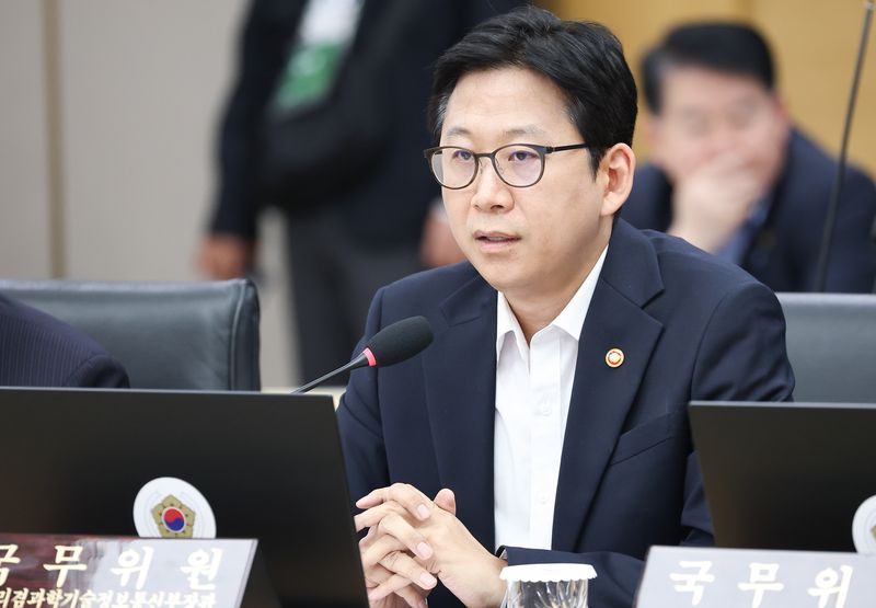 배경훈 부총리 겸 과학기술정보통신부 장관이 11일 정부세종청사에서 열린 국무회의에서 발언하고 있는 모습. 뉴스1