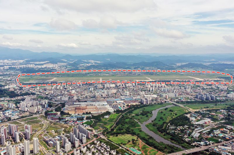 [전남광주=뉴시스] 삼성전자와 SK하이닉스가 총 800조원을 투자하는 서남권 반도체 팹(Fab·생산공장) 4기 건설 입지로 광주 군공항 부지가 최종 확정된 가운데 7일 오후 전남광주 광산구 상공에서 바라본 광주 군공항 부지(점선 내부)의 모습. (사진 = 뉴시스 DB) 2026.07.07. photo@newsis.com