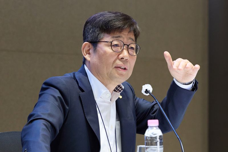 유상대 한국은행 부총재가 11일 서울 중구 한은 별관에서 열린 기자간담회에서 발언하고 있다. 한은 제공