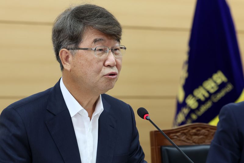김지형 경제사회노동위원회 위원장이 지난 11일 서울 종로구 경제사회노동위원회 대회의실에서 인구구조 변화와 일자리 공론화 특위 운영 현황 및 계획 등과 관련해 기자간담회를 하고 있다. 뉴시스