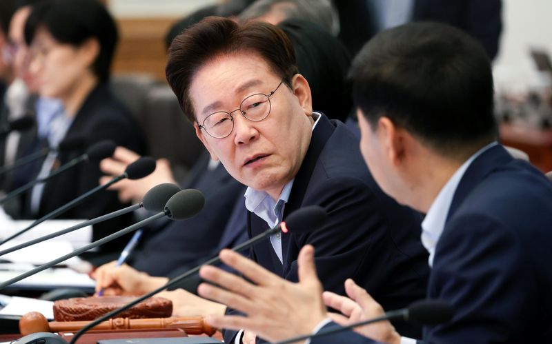 [서울=뉴시스] 김진아 기자 = 사진은 이재명 대통령이 지난달 21일 청와대에서 열린 국무회의에서 구윤철 경제부총리 겸 재정경제부 장관의 발언을 경청하고 있는 모습. (청와대통신사진기자단) 2026.07.21. bluesoda@newsis.com