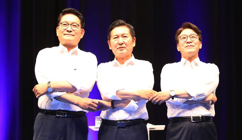 전남광주통합특별시 서구 KBC 광주방송에서 10일 열린 더불어민주당 당대표 후보 TV 토론회에서 송영길·정청래·김민석 후보가 기념촬영을 하고 있다. 2026.8.10 ⓒ 뉴스1 안재영 기자