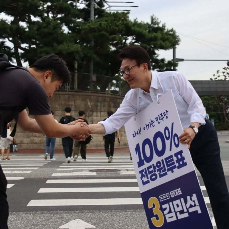 김민석 더불어민주당 당대표 후보가 현대차 전주공장을 찾아 출근인사하는 모습.(김민석 SNS. 재배포 및 DB 금지) 2026.8.11 ⓒ 뉴스1
