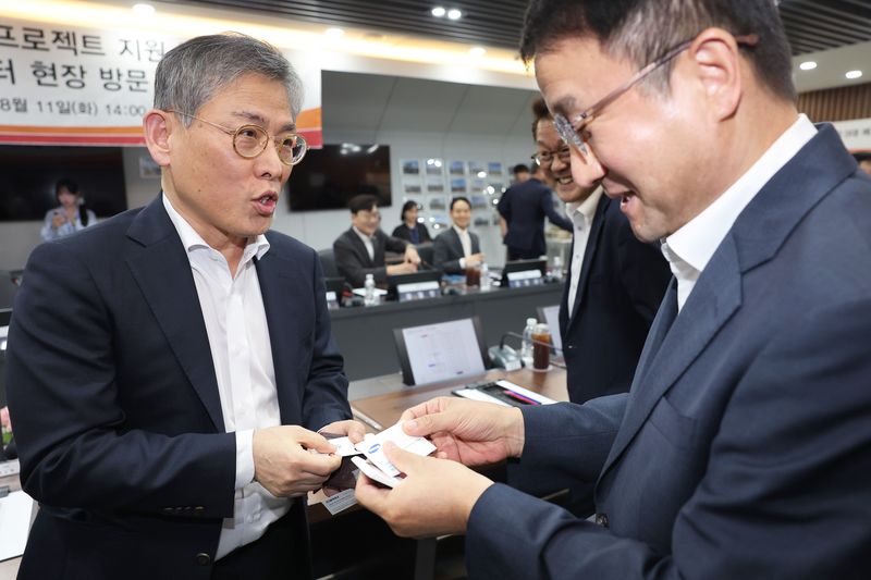 한병도 위원장과 김용관 삼성전자 경영전략총괄 사장이 11일 오후 경기 용인 일반산단 및 국가산단에서 열린 더불어민주당 3대 메가프로젝트 지원 특별위원회 현장 간담회에서 인사를 하고 있다. 뉴시스