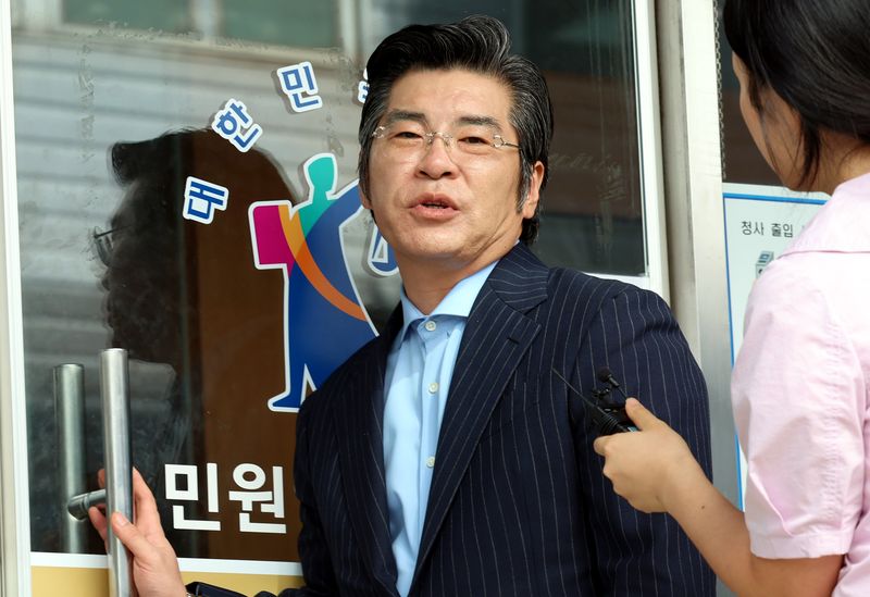 김용위 놀부 대표이사가 8월 11일 오후 서울 서초구 서울회생법원에서 열린 한식 프랜차이즈 '놀부'의 기업회생절차 개시 신청에 따른 대표자 심문기일에 출석하며 취재진 질문에 답변하고 있다. 뉴시스