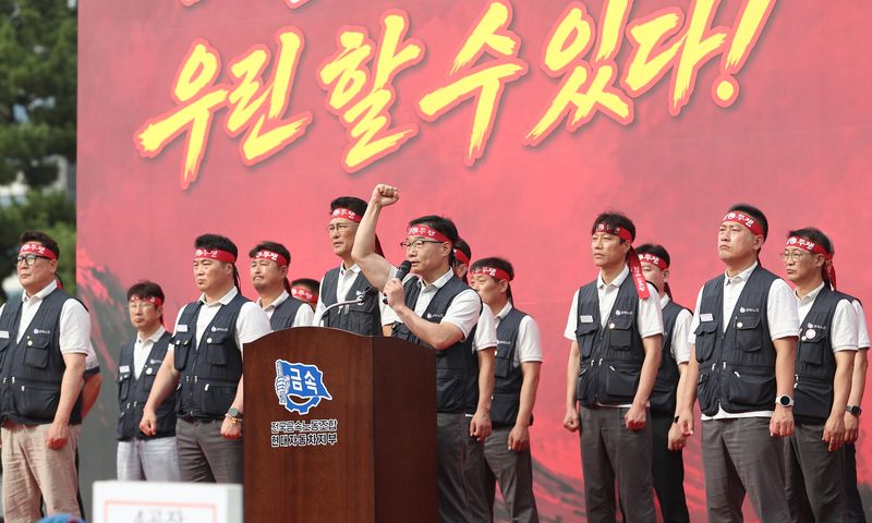 이종철 현대차 노조 지부장이 지난 6월 30일 현대차 울산공장에서 가진 2026년 단체교섭 투쟁 승리를 위한 중앙쟁의대책위원회 출범식 및 전 조합원 결의대회에서 투쟁사를 하고 있다. 뉴스1.
