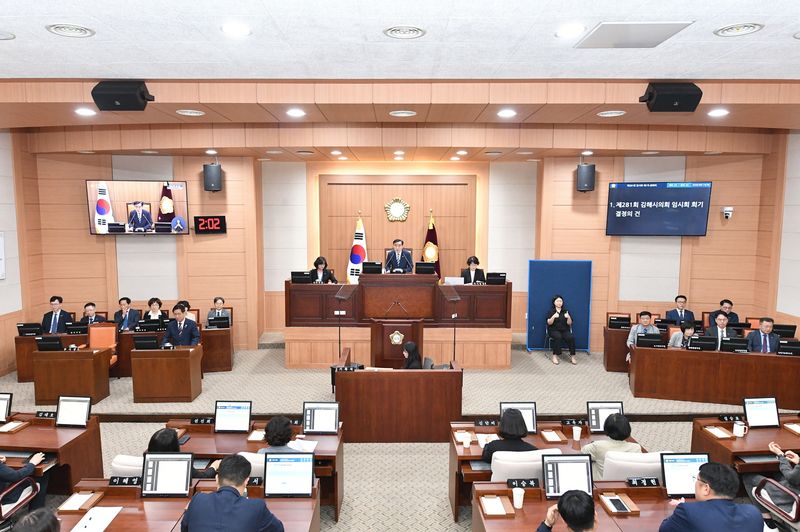 김해시의회가 11일 제281회 임시회를 열고 '김해시 민생지원금 지원 조례안'을 심의·의결하고 있다.(김해시의회 제공. 재판매 및 DB금지)