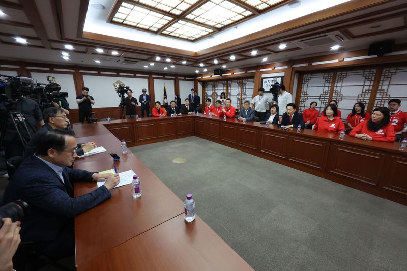 장동혁 국민의힘 대표가 6·3 지방선거 본투표가 실시된 6월 3일 서울 송파구 등 일부 투표소에서 벌어진 투표용지 부족 사태와 관련해 경기 과천 중앙선거관리위원회를 방문해 허철훈 사무총장에게 항의를 하고 있다. 2026.6.3 ⓒ 뉴스1 김진환 기자