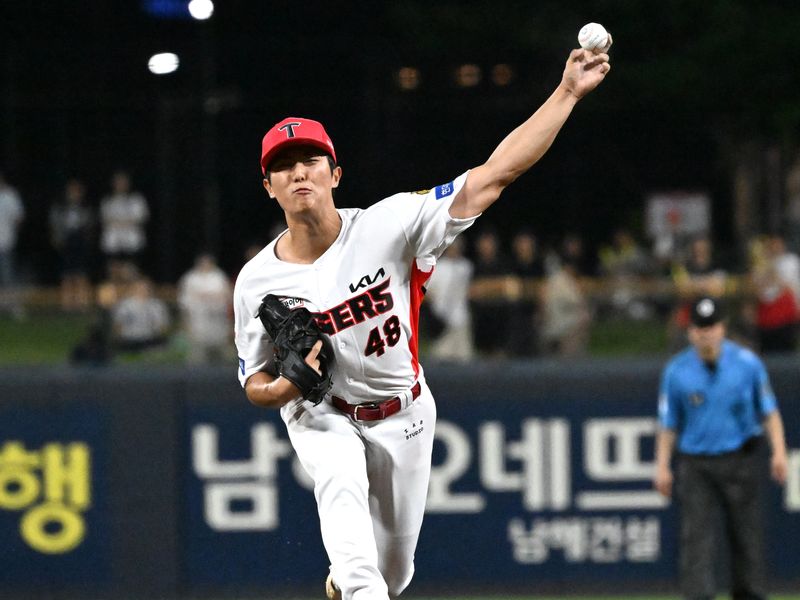 11일 전남광주 북구 광주-기아챔피언스필드에서 열린 2026 신한 SOL KBO리그 삼성 라이온즈와 KIA타이거즈의 경기, 9회 초 KIA 이의리가 역투하고 있다. 이의리는 9회를 무실점으로 막으며 시즌 첫 세이브에 성공했다. 뉴시스