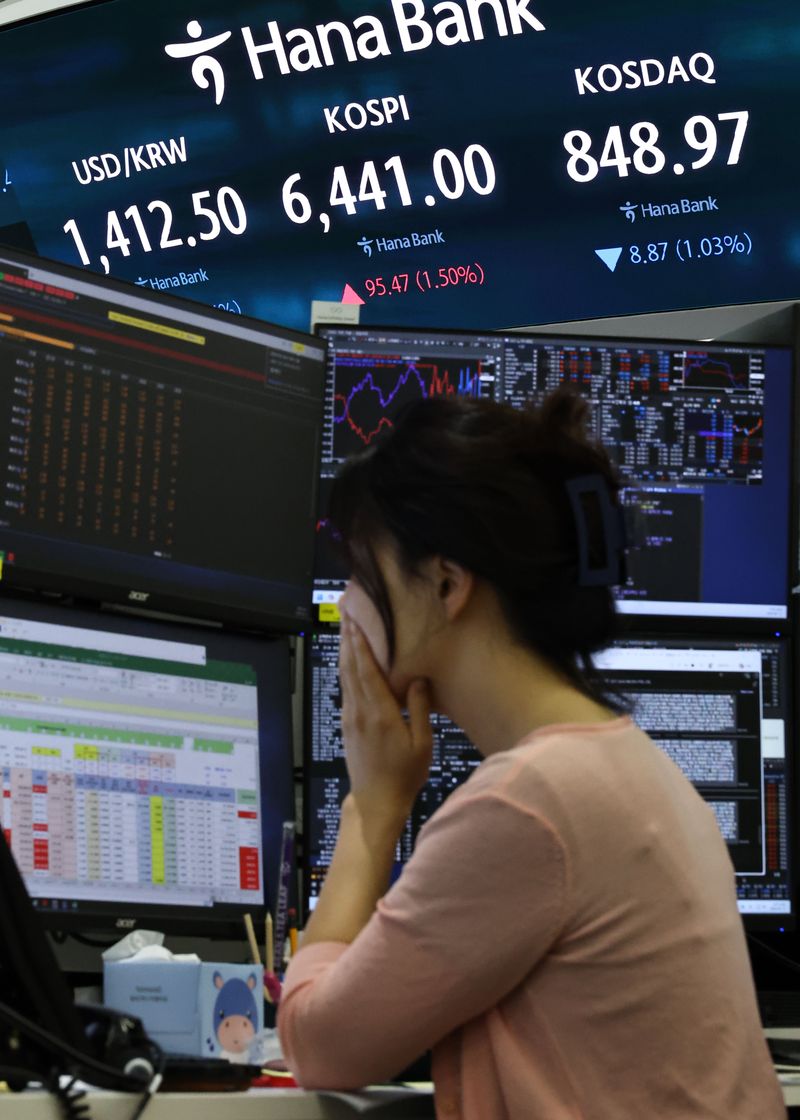 12일 서울 중구 하나은행 딜링룸 현황판에 코스피 등이 표시되고 있다. 연합뉴스 제공