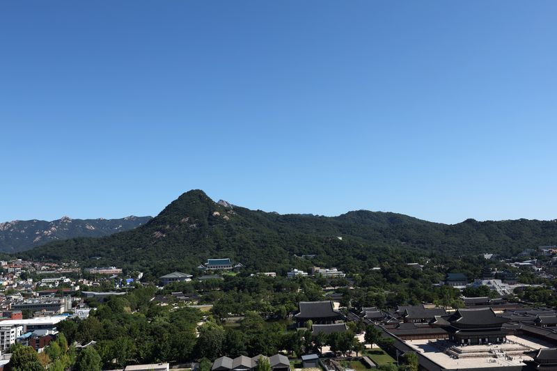 서울 북악산 뒤편 하늘이 파랗게 펼쳐져 있다. 뉴스1