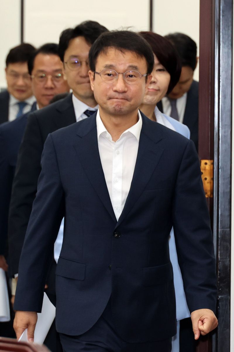더불어민주당 한병도 대표 직무대행 겸 원내대표가 12일 국회에서 열린 원내대책회의에 참석하고 있다. 사진=서동일 기자