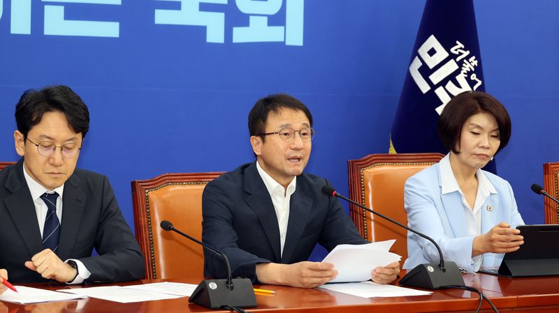 더불어민주당 한병도 대표 직무대행 겸 원내대표가 12일 국회에서 열린 원내대책회의에서 발언하고 있다. 사진=서동일 기자