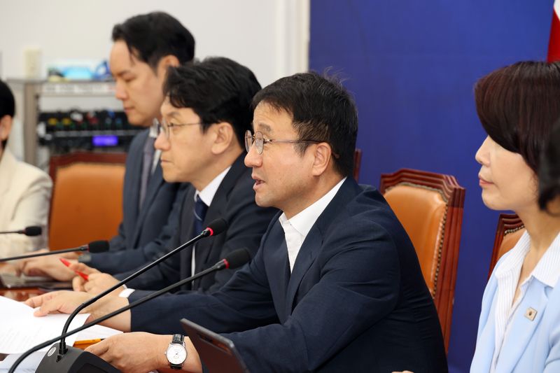 더불어민주당 한병도 대표 직무대행 겸 원내대표가 12일 국회에서 열린 원내대책회의에서 발언하고 있다. 사진=서동일 기자