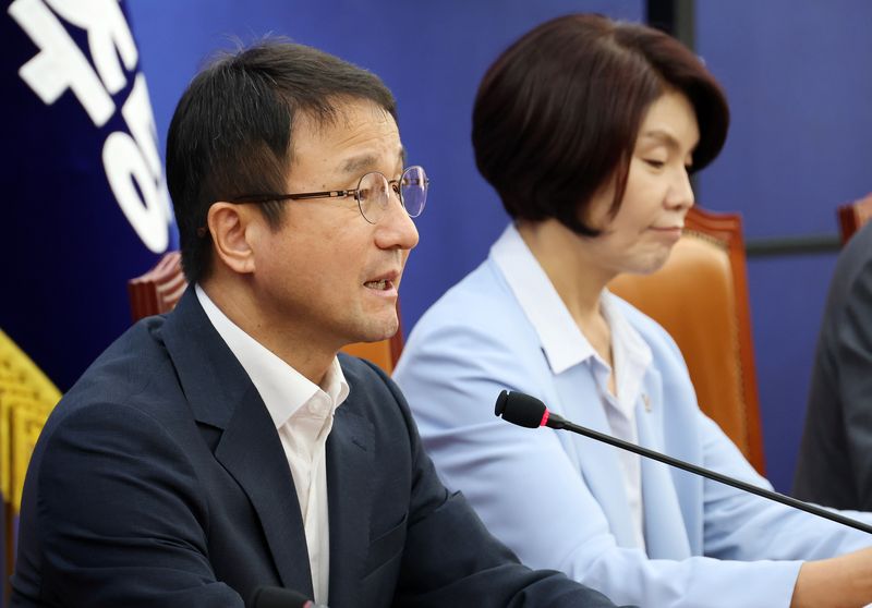 한병도 더불어민주당 대표 직무대행 겸 원내대표가 12일 국회에서 열린 원내대책회의에서 발언하고 있다. 연합뉴스