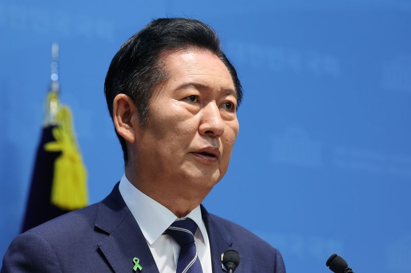 정청래 더불어민주딩 당대표 후보가 12일 오전 서울 여의도 국회 소통관에서 공약을 발표하고 있다. 뉴스1