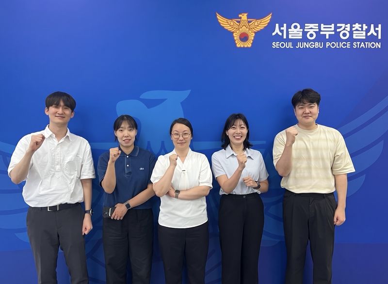 김현희 팀장(왼쪽에서 3번째)이 중부서 수사6팀 팀원들과 파이팅 포즈로 사진을 찍고 있다. 서울중부경찰서 제공.