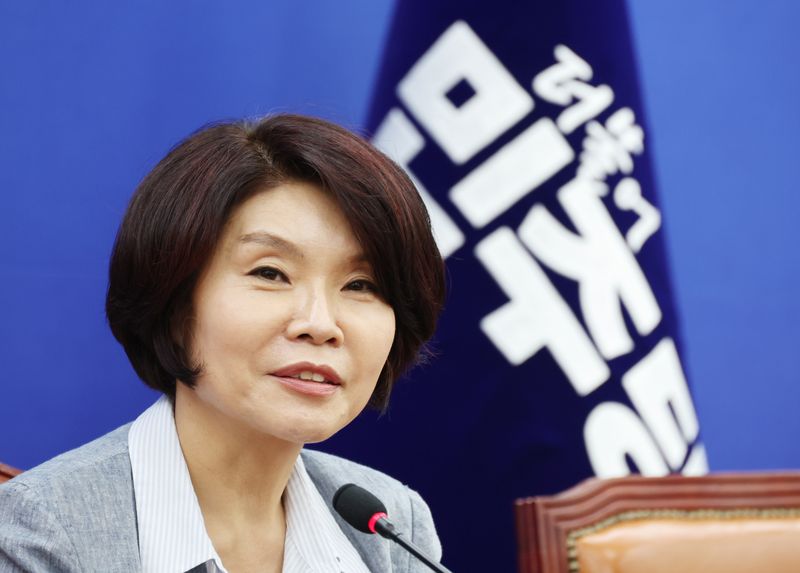 한정애 더불어민주당 정책위의장이 지난 9일 여의도 국회에서 현안 관련 간담회를 하고 있다. 뉴시스