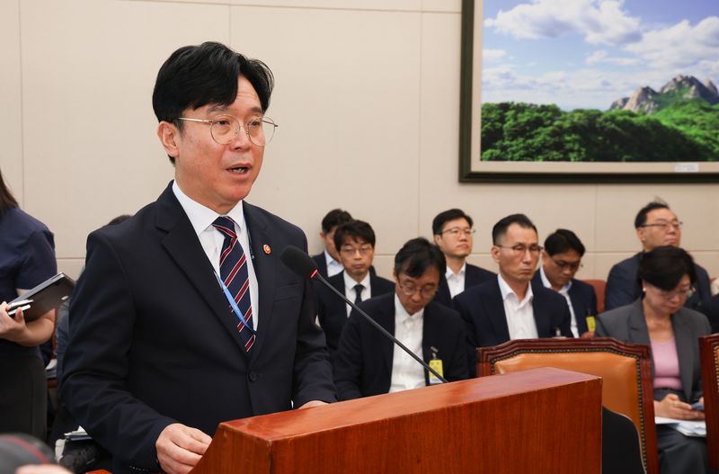 김영훈 고용노동부 장관이 12일 오전 서울 여의도 국회에서 열린 기후에너지환경노동위원회 전체회의에서 업무보고를 하고 있다. 뉴시스