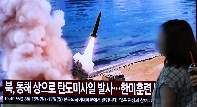 북한이 한미 연합훈련 '을지 자유의 방패'(UFS)를 앞두고 동해상으로 탄도 미사일을 발사한 12일 서울역 대합실에서 관련 뉴스가 방송되고 있다. 연합뉴스