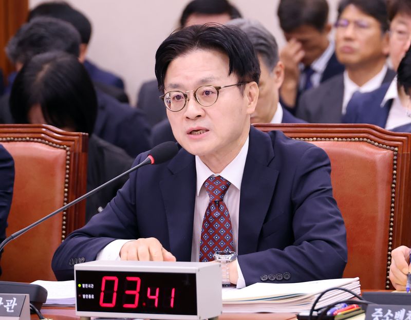 김정관 산업통상부 장관이 12일 국회에서 열린 산업통상자원중소벤처기업위원회 1차 전체회의에서 위원들의 질문에 답하고 있다. 연합뉴스