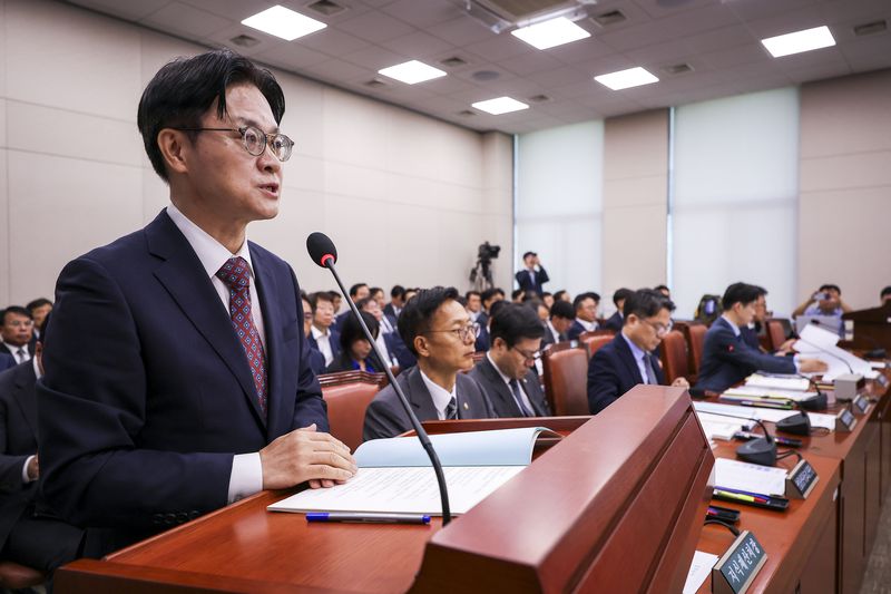 [서울=뉴시스] 정병혁 기자 = 김정관 산업통상부 장관이 12일 서울 여의도 국회에서 열린 산업통상자원중소벤처기업위원회 전체회의에서 업무보고를 하고 있다. 2026.08.12. jhope@newsis.com