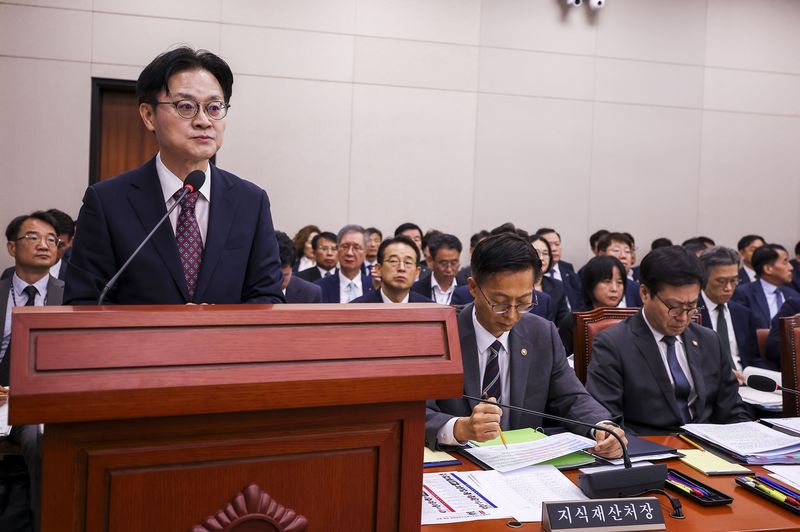 [서울=뉴시스] 정병혁 기자 = 김정관 산업통상부 장관이 12일 서울 여의도 국회에서 열린 산업통상자원중소벤처기업위원회 전체회의에서 업무보고를 하고 있다. 2026.08.12. jhope@newsis.com