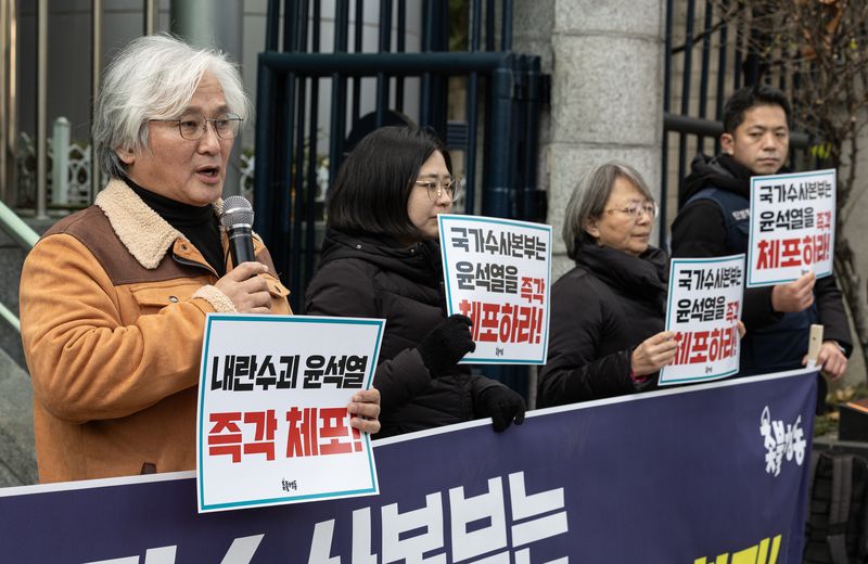 김민웅 촛불행동 상임대표를 비롯한 참석자들이 지난 2024년 12월 5일 오후 서울 서대문구 경찰청 국가수사본부에서 윤석열 대통령 체포 촉구 기자회견을 하고 있다. 2024.12.5 ⓒ 뉴스1 이재명 기자