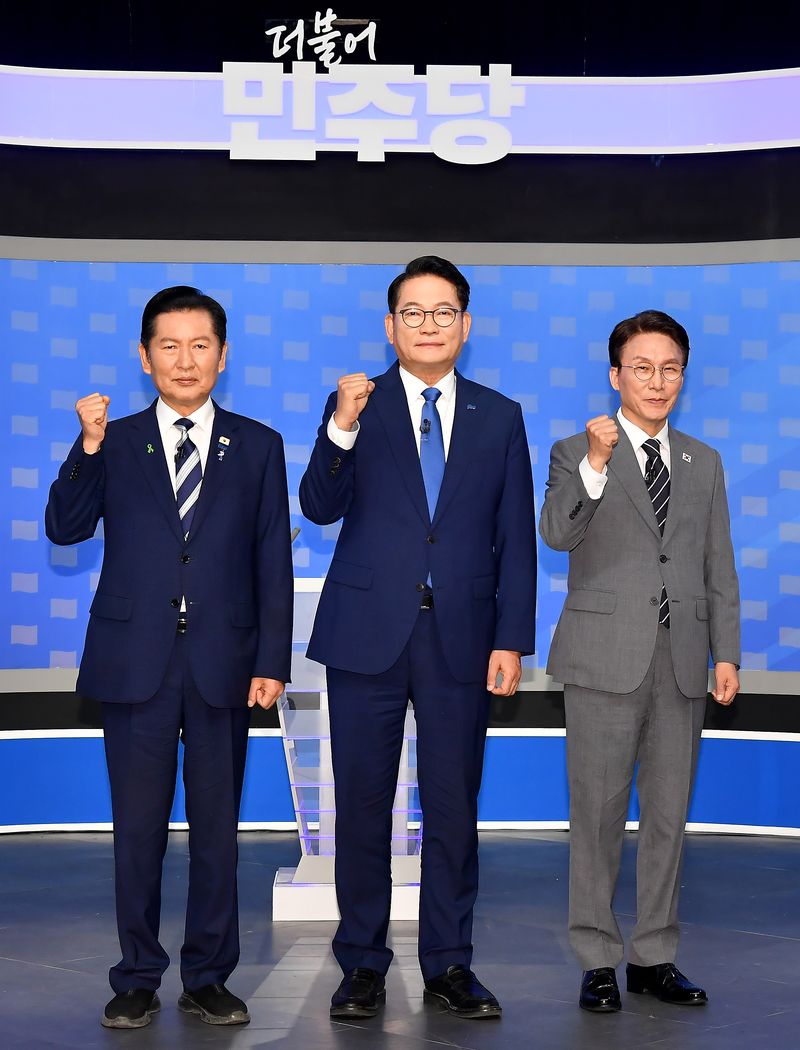 더불어민주당 정청래(왼쪽부터)·송영길·김민석 당 대표 후보가 12일 서울 양천구 SBS 목동 스튜디오에서 열린 TV 토론회에 참석해 기념 촬영하고 있다. 연합뉴스
