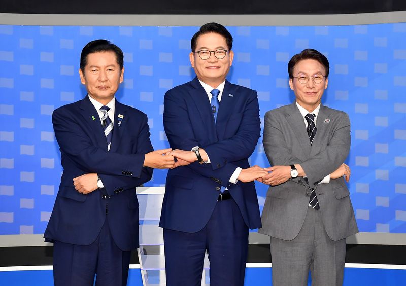 정청래(왼쪽부터)·송영길·김민석 더불어민주당 당대표 후보가 12일 서울 양천구 목동 SBS에서 열린 당대표 후보자 토론회에 앞서 기념촬영을 하고 있다. 뉴시스
