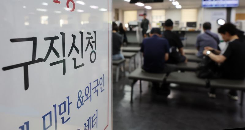 20일 국가데이터처가 발표한 2026년 상반기 지역별고용조사 시·군·구 주요 고용지표에 따르면 7개 특광역시 구 지역의 취업자는 1156만여 명으로 전년보다 2만5000명 감소했다. 고용률도 58.6%로 0.2%p 하락했다. 사진은 지난 12일 서울 마포구 서울서부고용복지플러스센터를 찾은 구직자들 모습. 뉴스1