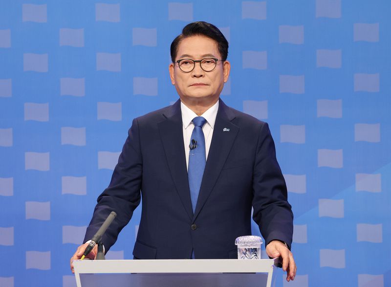 송영길 더불어민주당 대표 후보가 12일 서울 양천구 SBS 목동 스튜디오에서 열린 TV 토론회 시작을 기다리며 토론을 준비하고 있다. 연합뉴스