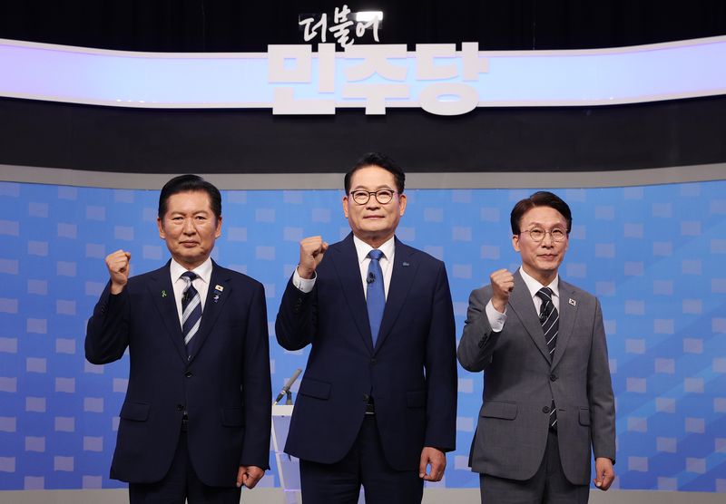 정청래(왼쪽부터)·송영길·김민석 더불어민주당 당대표 후보가 12일 서울 양천구 목동 SBS에서 열린 당대표 후보자 토론회에 앞서 기념촬영을 하고 있다. 뉴시스