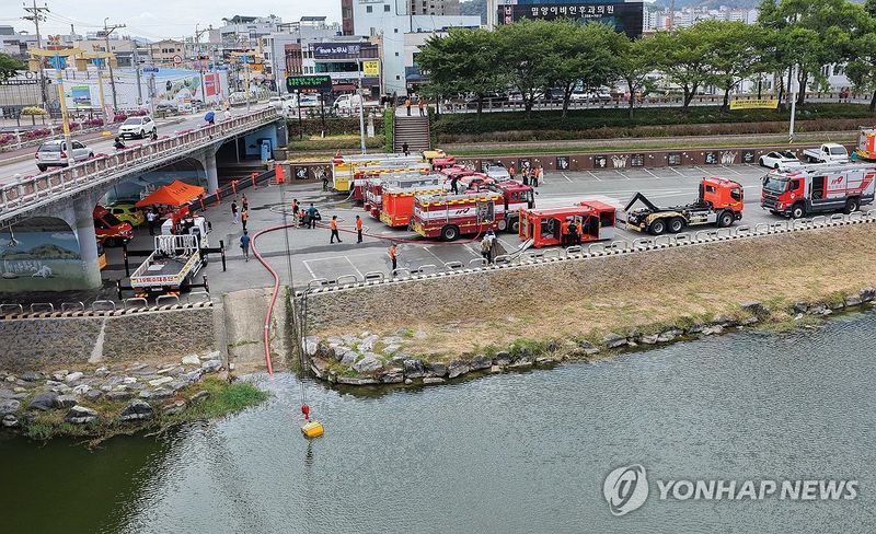 소방차 밀양강 취수 (출처=연합뉴스)
