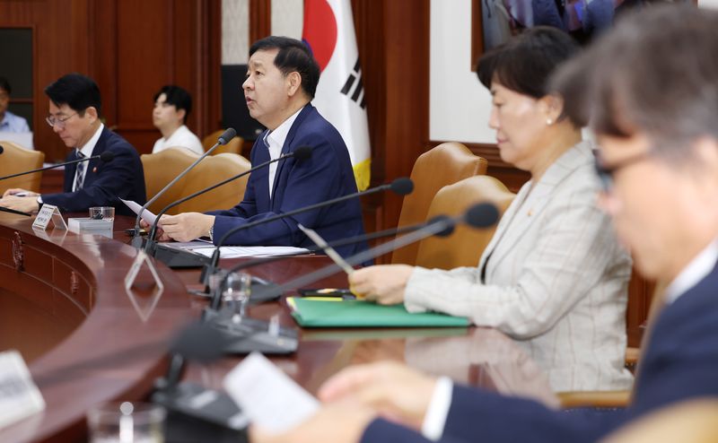 [서울=뉴시스] 이영환 기자 = 사진은 구윤철 경제부총리 겸 재정경제부 장관이 지난달 31일 오전 서울 종로구 정부서울청사에서 열린 비상경제본부희의 겸 경제관계장관회의 겸 민생물가 특별관리 관계장관 TF에 참석해 발언을 하고 있는 모습. 2026.07.31. 20hwan@newsis.com