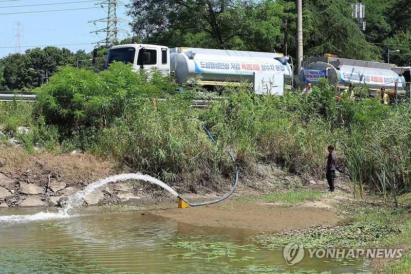 살수차로 농업용수 공급 (출처=연합뉴스)