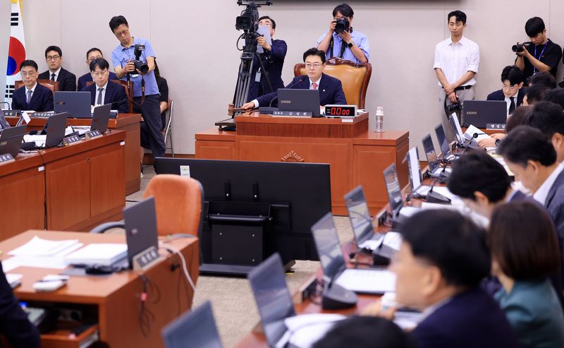 김성원 국회 산업통상자원중소벤처기업위원장이 12일 서울 여의도 국회에서 열린 산업통상자원중소벤처기업위원회 1차 전체회의에서 의사봉을 두드리고 있다. 2026.8.12 ⓒ 뉴스1 이호윤 기자