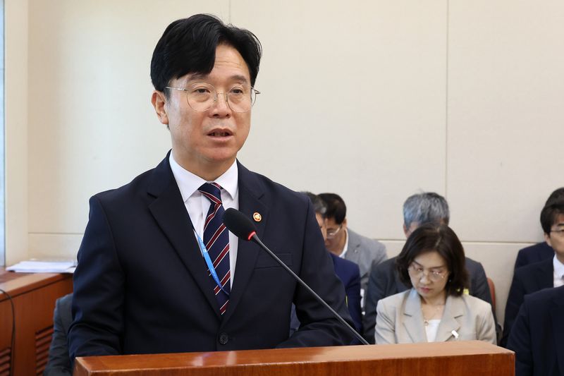 김영훈 고용노동부 장관이 12일 국회 기후에너지환경노동위원회 전체회의에서 업무보고를 하고 있다. 연합뉴스