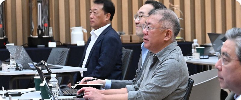 정의선 현대차그룹 회장(왼쪽 세번째)이 지난 5월 서울 서초구 양재사옥 2층 강당에서 임원들과 함께 바이브 코딩을 체험하고 있다. 현대차그룹 제공