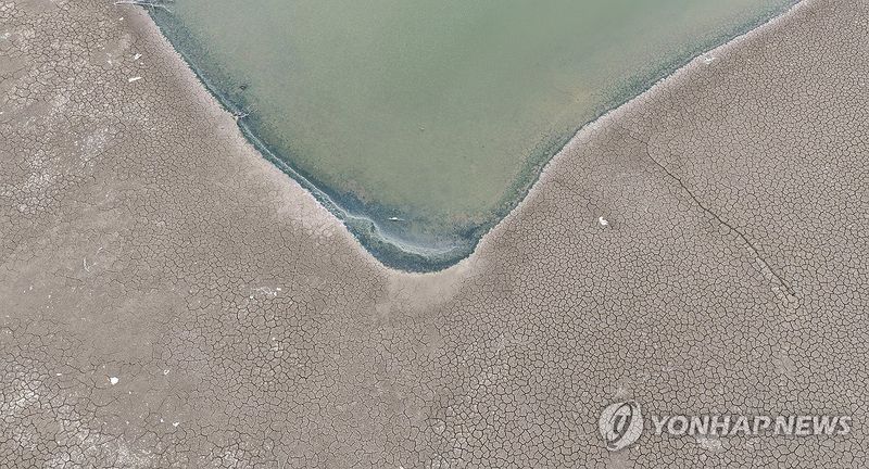 바닥 드러낸 저수지…밀양 무안면 (출처=연합뉴스)