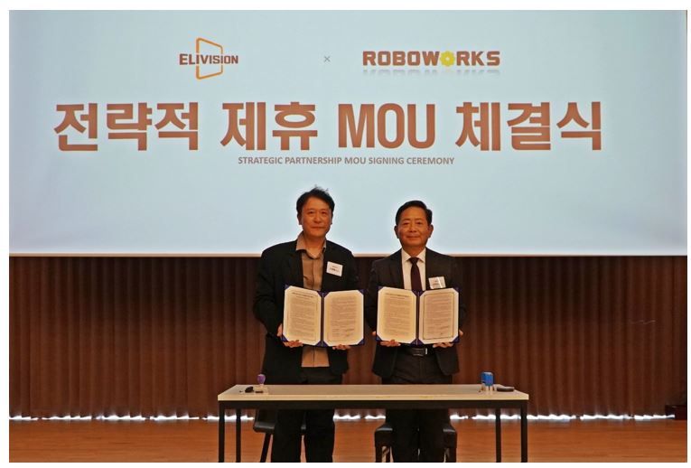사진 좌측부터 로보웍스 이현종 대표와 엘리비젼 안덕근 대표가 공동 사업 추진을 위해 업무협약(MOU)을 체결하고 기념 촬영을 하고 있다. 엘리비젼 제공.