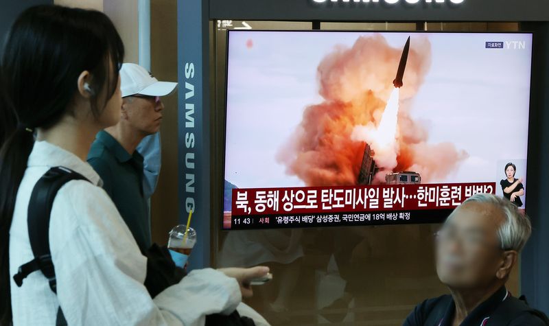 지난 12일 서울 중구 서울역에서 시민들이 북한의 탄도미사일 발사 관련 뉴스를 시청하고 있다. 이날 합동참모본부에 따르면 북한이 원산 일대에서 동해상으로 발사된 탄도미사일 1발을 포착했다고 밝혔다. 뉴스1