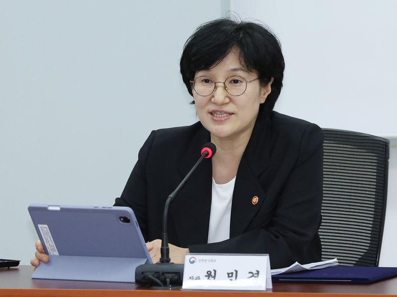 원민경 성평등가족부 장관이 지난달 27일 오후 서울 종로구 정부서울청사에서 열린 성평등가족부-한국인터넷진흥원 불법·유해정보 차단 등 선제적 대응을 위한 업무협약식에서 인사말 하고 있다. 뉴시스