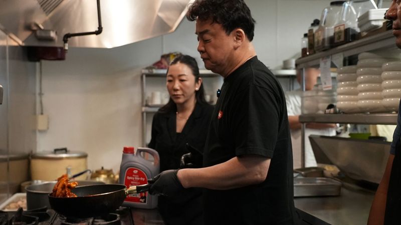 백종원 더본코리아 대표가 미국 현지 식당을 찾아 'TBK' 소스 컨설팅을 진행하고 있다. 더본코리아 제공