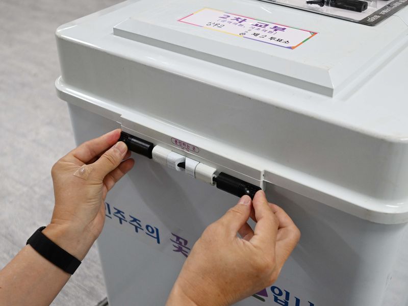 [광주=뉴시스] 이현행 기자 = 제9회 전국동시지방선거 본투표날인 3일 오전 광주 상무2동 제2투표소(쌍촌종합사회복지관)에서 선거관리위원회 관계자가 투표함을 봉인하고 있다. 2026.06.03. lhh@newsis.com
