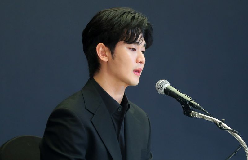 [서울=뉴시스] 김혜진 기자 = 배우 김수현이 지난해 5월 서울 마포구 스탠포드호텔에서 기자회견을 열고 자신을 둘러싼 의혹에 대해 입장을 밝히고 있다. 2025.03.31. jini@newsis.com